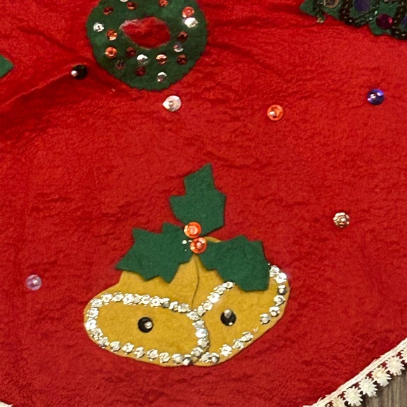 Vintage Red Felt and Sequin Christmas Circular Table Topper - Picture 2 of 4